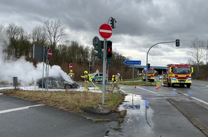 FW Ratingen: Fahrzeugbrand und parallele Einsätze