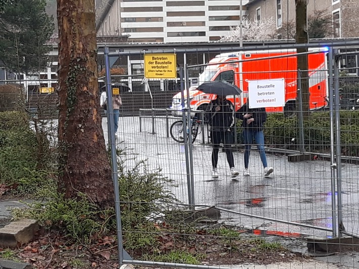 FW-GL: Brandgeruch im Dietrich-Bonhoeffer-Gymnasium im Stadtteil Heidkamp von Bergisch Gladbach