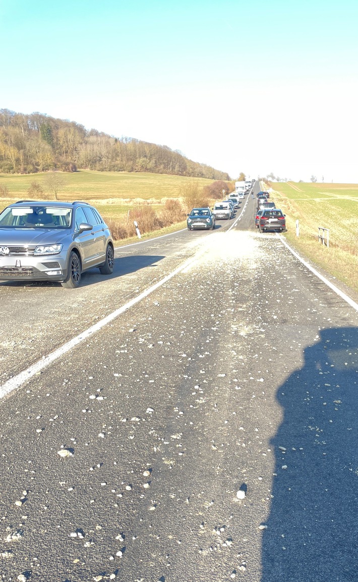 LPI-NDH: Tonnenweise Schotter verloren - Eine Person verletzt, mehrere Fahrzeuge beschädigt