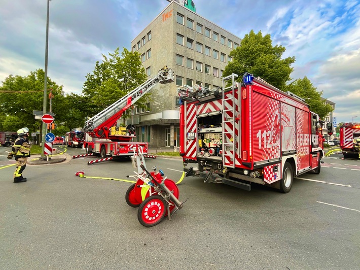 FW-E: Feuerwehreinsatz sorgt für Verkehrsbehinderungen in der Essener Innenstadt