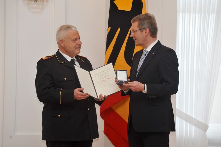 Bundespräsident ehrt DFV-Präsidenten Kröger / Einsatz für das Gemeinwesen mit Bundesverdienstkreuz 1. Klasse gewürdigt (mit Bild)