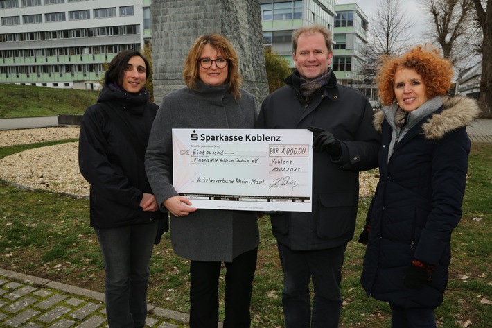 Verkehrsverbund Rhein-Mosel unterstützt "Finanzielle Hilfe im Studium e.V." - Scheckübergabe an der Universität in Koblenz