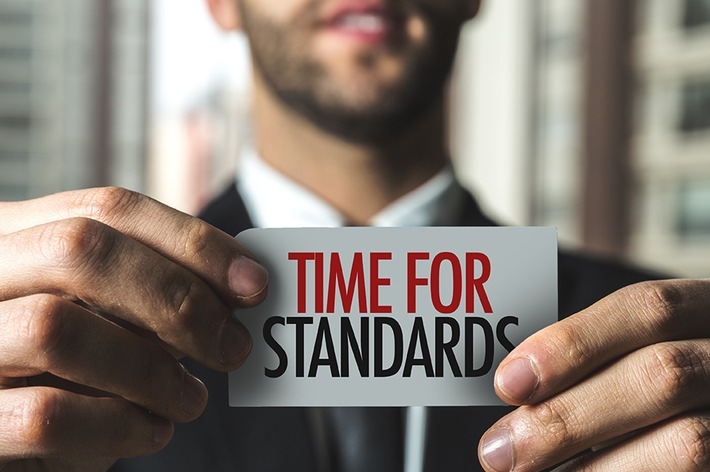 Einsatz der Finanzanalyse nach DIN-Norm 77230 bei Banken und Sparkassen / DIN 77230: TIME FOR STANDARDS! Weiterer Text über ots und www.presseportal.de/nr/114878 / Die Verwendung dieses Bildes ist für redaktionelle Zwecke honorarfrei. Veröffentlichung bitte unter Quellenangabe: "obs/Gesellschaft für Qualitätsentwicklung in der Finanzberatung mbH/Gustavo Frazao"