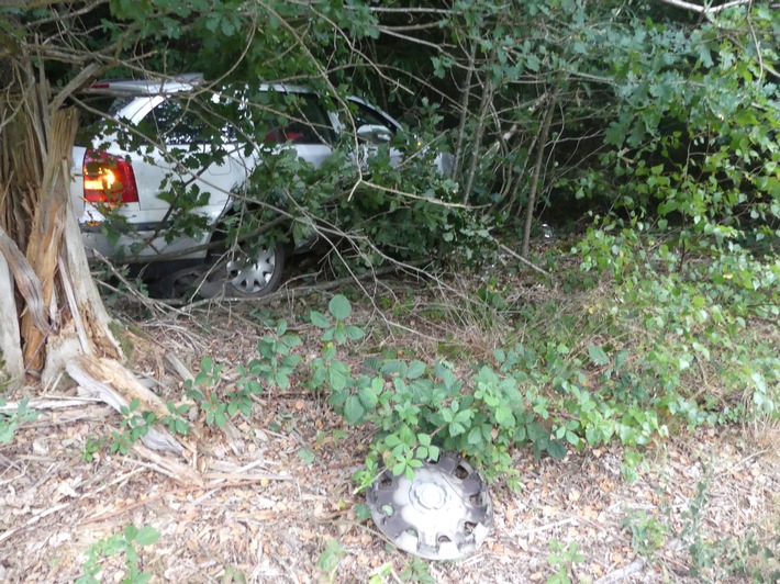 POL-GM: Alkoholisierter Fahrer bei Alleinunfall verletzt