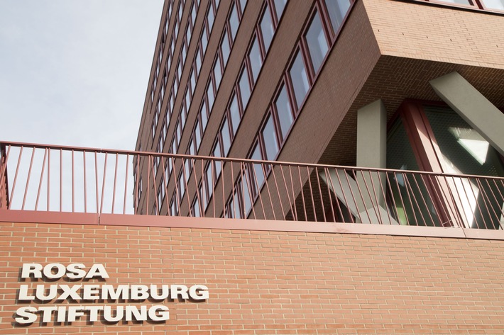 Neubau der Rosa-Luxemburg-Stiftung eröffnet / Straße der Pariser Kommune 8A künftig erste Adresse für politische Bildungsarbeit