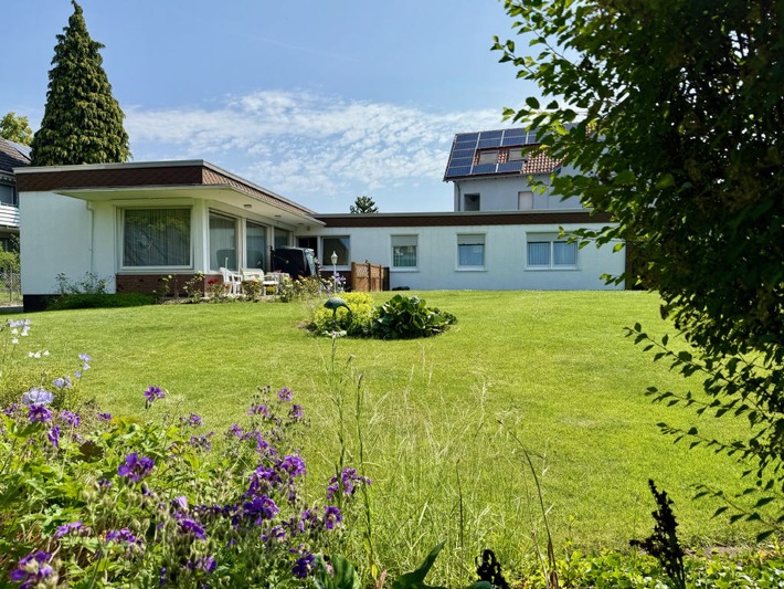 Dieser freistehende Bungalow in Fröndenberg-Westick wird verkauft und durch Immobilienmakler Manuel Korte vom Maklerbüro Korte Immobilien Fröndenberg angeboten. / Weiterer Text über ots und www.presseportal.de/nr/178150 / Die Verwendung dieses Bildes für redaktionelle Zwecke ist unter Beachtung aller mitgeteilten Nutzungsbedingungen zulässig und dann auch honorarfrei. Veröffentlichung ausschließlich mit Bildrechte-Hinweis.