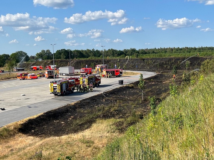 FW-SE: Flächenbrand auf der Autobahn bei Kaltenkirchen