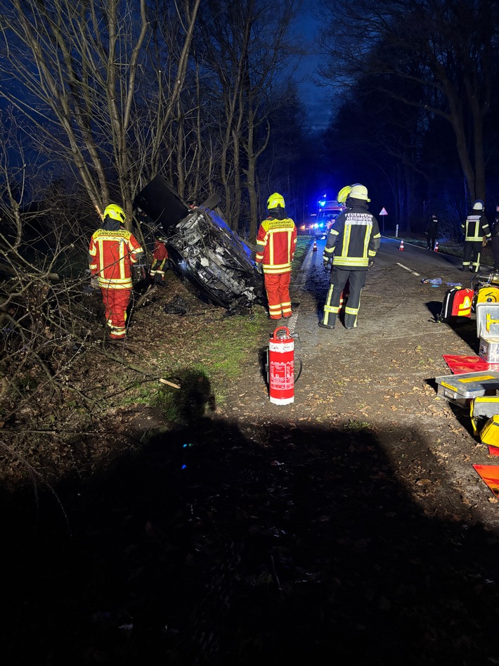 FW-SE: Auto überschlägt sich, Person durch Feuerwehr gerettet