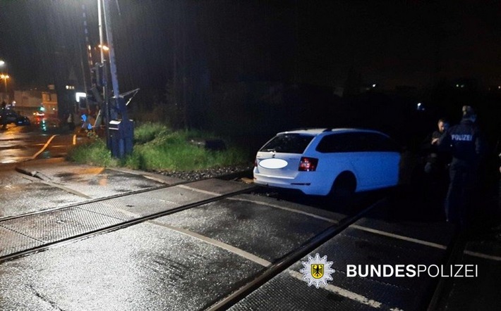 BPOL NRW: Festgefahrenes Kraftfahrzeug im Gleisbett: Bundespolizei und Kran im Einsatz