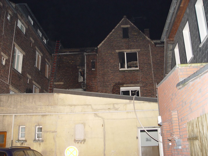 FW-E: Feuer in leerstehendem Hinterhaus an der Huestraße