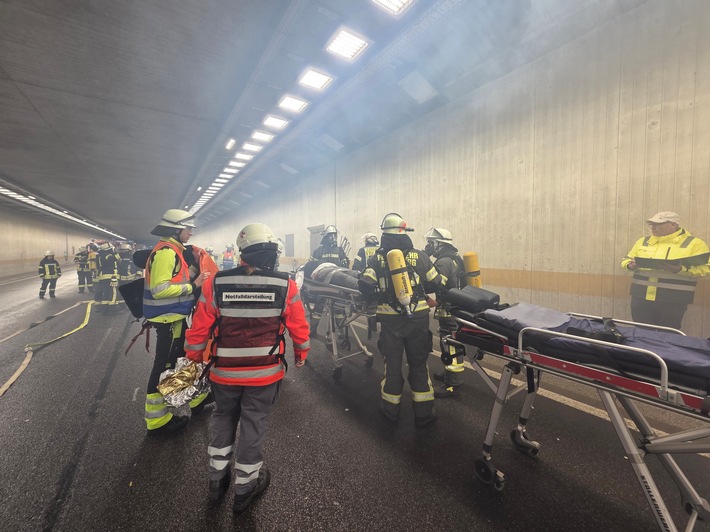 FW-AR: Schwerer Verkehrsunfall auf der BAB 46 im Tunnel Uentrop mit 3 verletzten Personen Großangelegte Rettungsübung im Tunnel der A46 bei Arnsberg