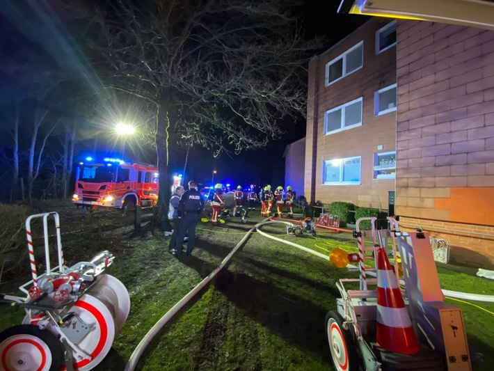 FW-SE: Kellerbrand in Mehrfamilienhaus