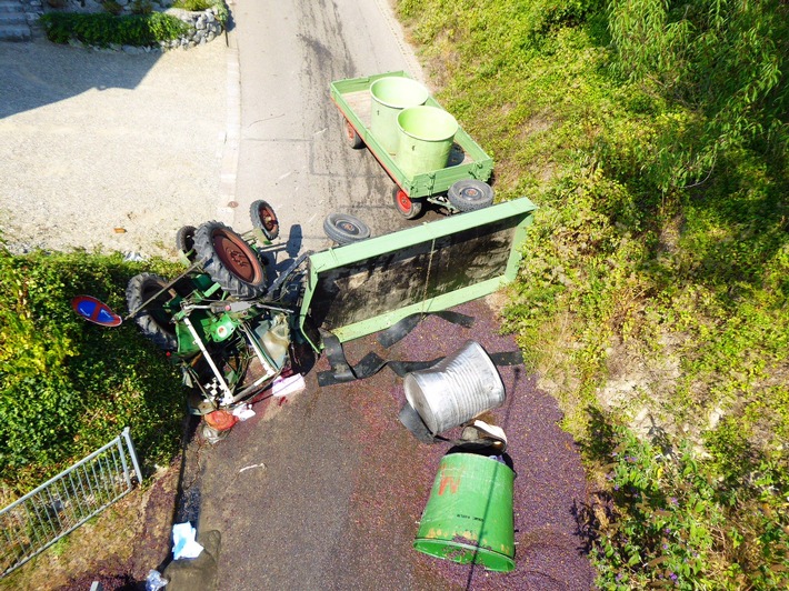 POL-FR: Vogstburg/Burkheim: Traktor mit Anhängern kippt bei Talfahrt um - Fahrer eingeklemmt und lebensgefährlich verletzt