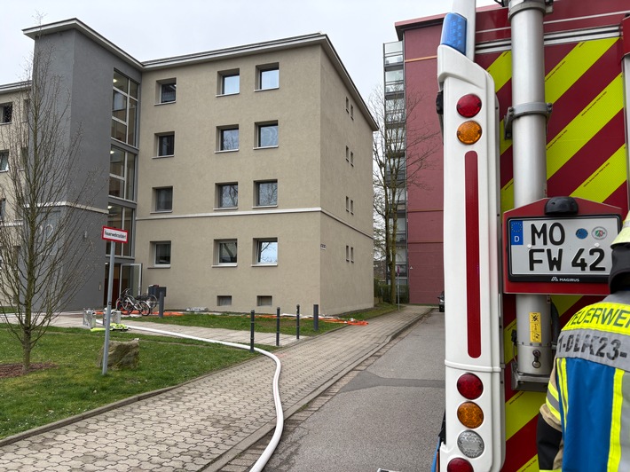 FW Moers: Ausgedehnter Wohnungsbrand / Zwei Katzen aus Brandwohnung gerettet