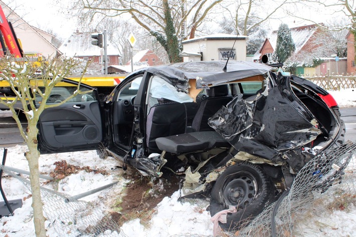 POL-MI: Schranken umfahren und mit Zug kollidiert - Fahrer zunächst flüchtig