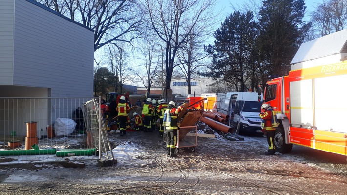 FW-PI: Person bei Tiefbauarbeiten unter Mauerresten eingeklemmt Einsatzort: Elmshorn Norderstraße Einsatz: TH Y