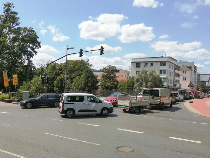 POL-LDK: Einmündung blockiert / Polizei und Ordnungsamt ahnden in Wetzlar gefährliche Verkehrssituationen