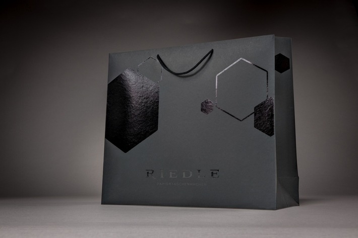 Premium-level sustainability: Riedle relies on recycled paper from Koehler Paper for its new bag line
