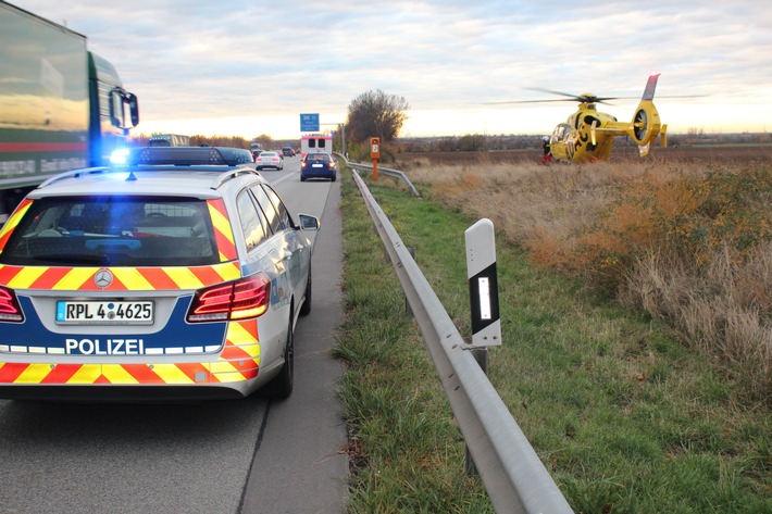 POL-PDNW: Polizeiautobahnstation Ruchheim - BAB 61, Gem. Großniedesheim - Austreten neben der Autobahn endet mit schwer Verletztem