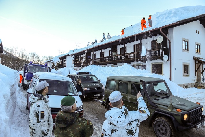 Inspekteur besucht Heeressoldaten im bayerischen Schneegebiet