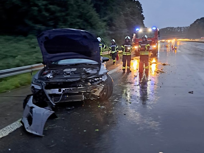 FW-EN: Verkehrsunfall auf Autobahn & Wasser droht in Keller zu dringen