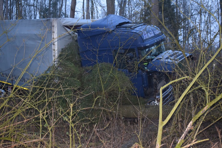 POL-NI: Bad Nennorf/Stadthagen- Alkoholisierter Lkw-Fahrer landet im Wald