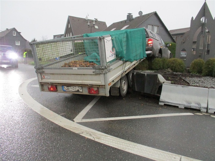 POL-RBK: Odenthal - Geländewagen mit Anhänger landet im Hochbeet eines Kreisverkehrs