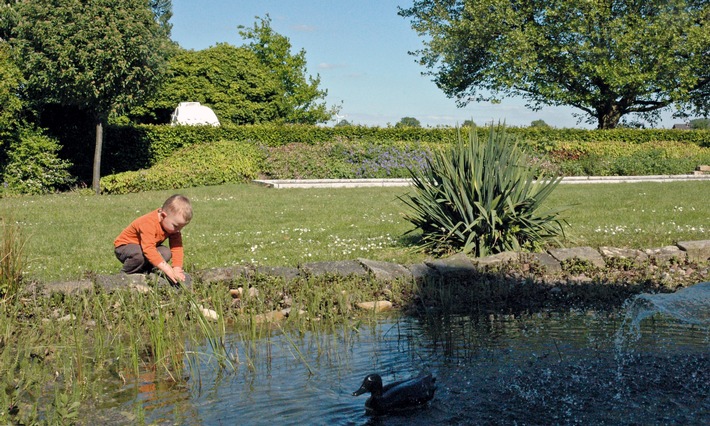 Kinderfalle Gartenteich / Eltern unterschätzen oft die Gefahren für die Kleinsten