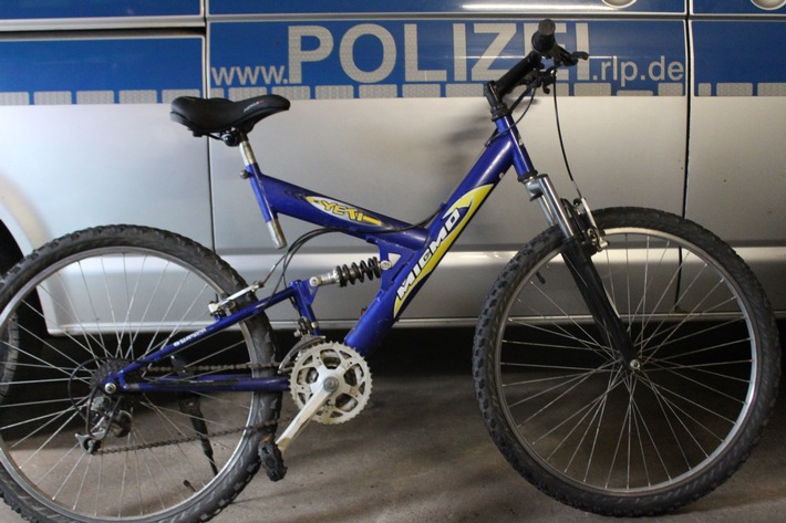 POL-PDKL: Fahrrad liegt mitten auf der Straße