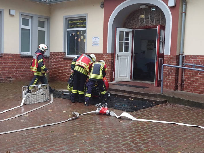 FFW Schiffdorf: Alarm in der Grundschule Sellstedt - Übung unter echten Bedingungen