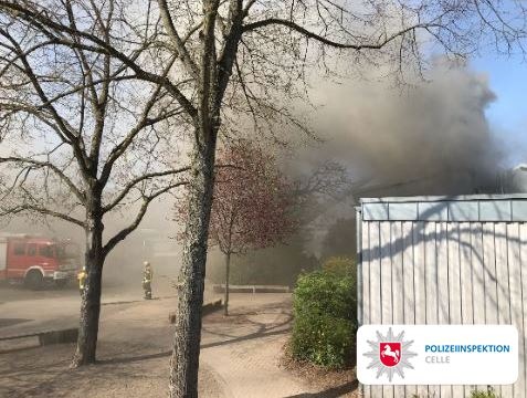 POL-CE: Klein Hehlen - Dach der Grundschule fängt Feuer