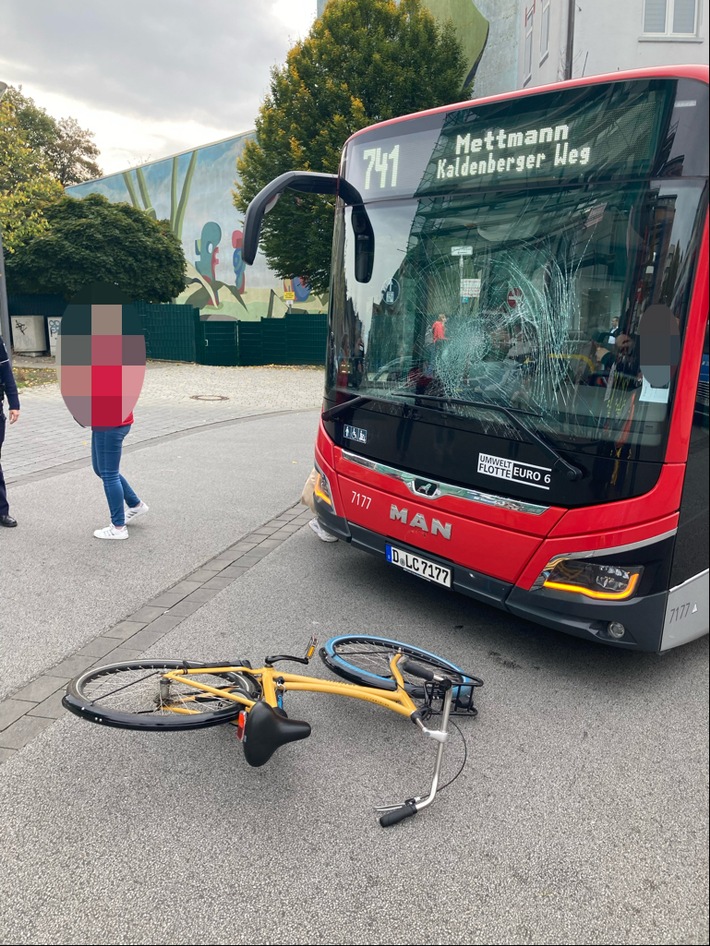 POL-ME: Radfahrer bei Zusammenstoß mit Linienbus schwer verletzt - Mettmann - 2210113