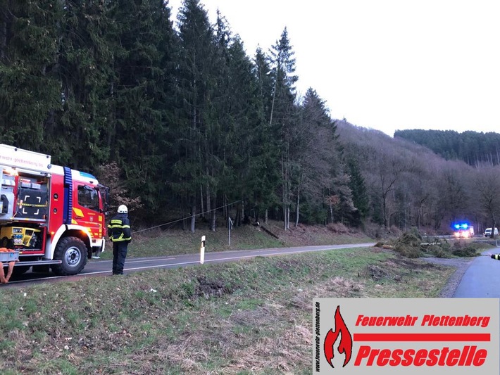 FW-PL: Bilanz eines stürmischen Wochenendes. 32 Einsätze für die Plettenberger Feuerwehr