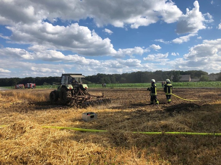 FW-KLE: Defekt an Mähdrescher löst Feldbrand aus