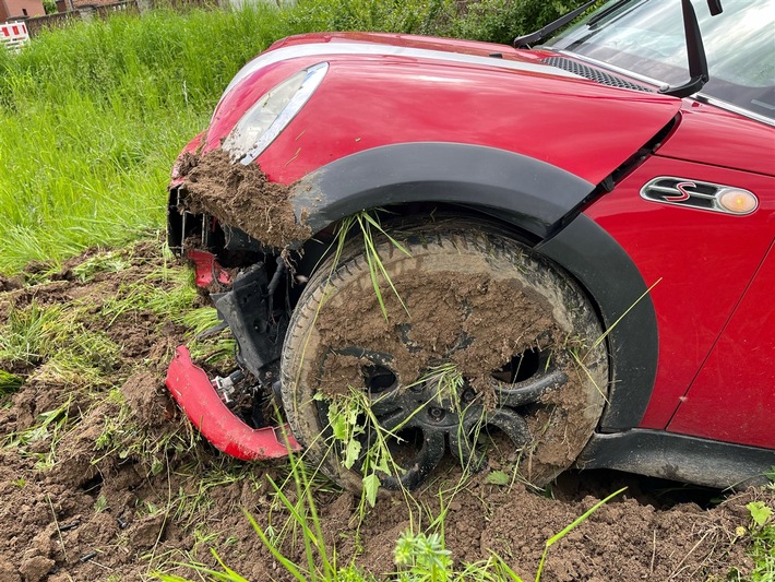 POL-MI: Autofahrer gerät in Straßengraben