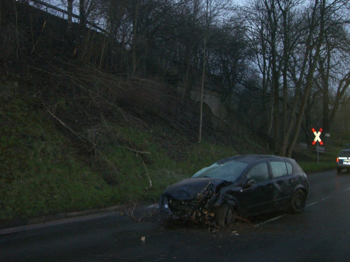 POL-HOL: Ostersonntag - Holzminden, Sylbecker Berg: Fahrer hatte bei spektakulärem Unfall "Schutzengel" - Gegen Baum geprallt, mehrfach überschlagen und 10 Meter Böschung heruntergestürzt -