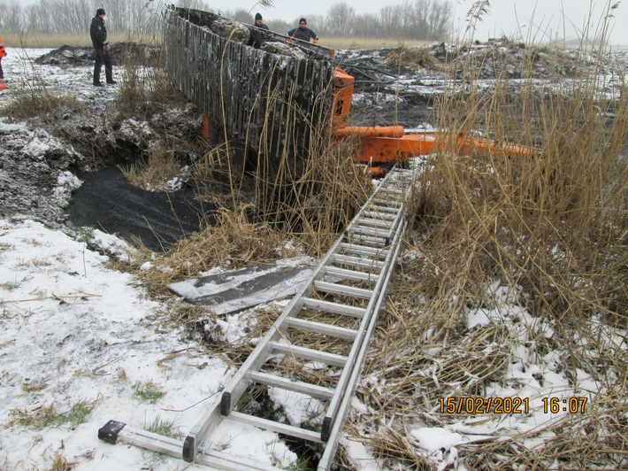 POL-FL: Bagger stürzt in Klärbecken, Baggerfahrer kann kurz vor dem Versinken gerettet werden