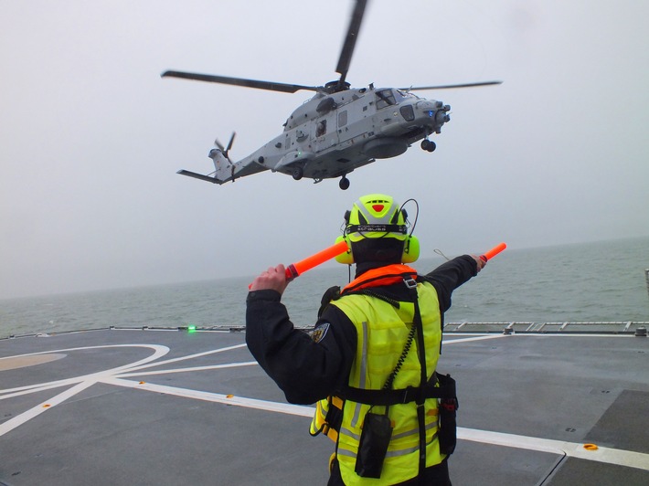 BPOL-CUX: Gemeinsames Training der Bundespolizei See und der Marineflieger auf der Nordsee - NH90 landet erstmals auf Bundespolizeischiff!