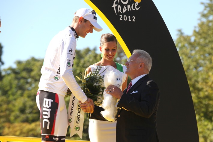 Tour de France: SKODA Chef überreicht Siegertrophäen (BILD)
