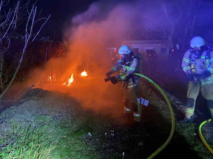 FW Helmstedt: Brennende Gartenlaube gemeldet.