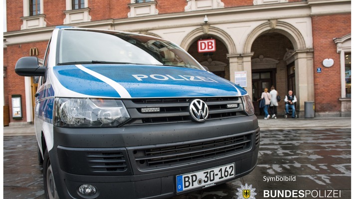 Bundespolizeidirektion München: Maskenstreit eskaliert / Rollstuhlfahrer wirft mit Flaschen und bedroht Jugendlichen mit Fleischgabel