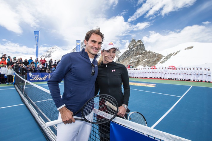 Roger Federer inaugure le LINDT SWISS CHOCOLATE HEAVEN au Jungfraujoch «Top of Europe» et joue un tennis show match avec skieur Lindsey Vonn