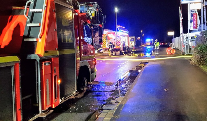 FW-MH: Nächtlicher Brand auf Firmengelände - Feuerwehr kann Übergreifen verhindern