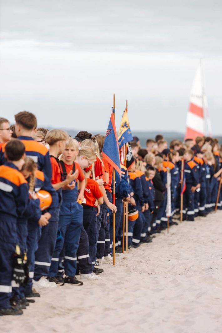 FW-HH: Zeltlager 2025 der Hamburger Jugendfeuerwehr am Ostseestrand auf Rügen