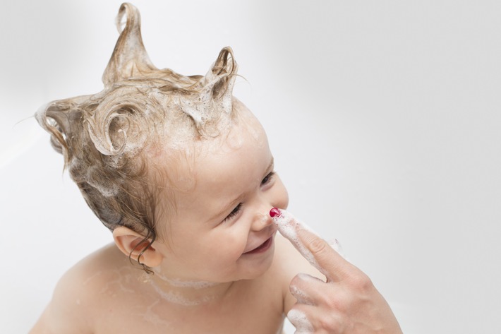 Welches Shampoo fürs Baby? / Die Haut von Kindern ist empfindlicher. Beim Haarewaschen sollten Eltern daher auf natürliche Inhaltsstoffe achten