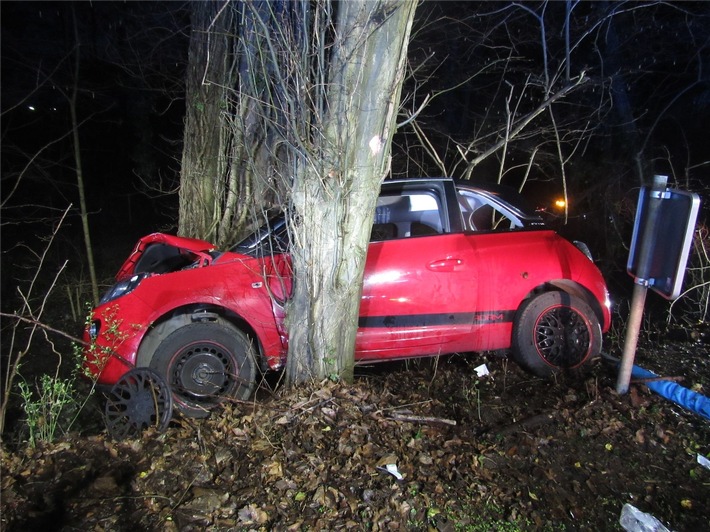 POL-ME: 19-jähriger Autofahrer bei Alleinunfall schwer verletzt - Wülfrath - 2302074