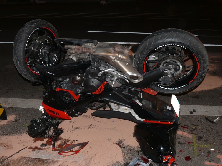 POL-DN: Zusammenstoß zwischen Pkw und Motorrad: beide Fahrer schwer verletzt