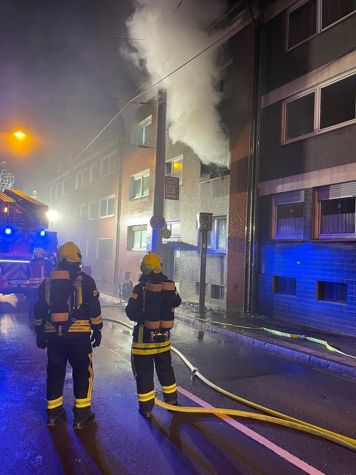FW-GE: Ausgedehnter Wohnungsbrand in Gelsenkirchen-Schalke fordert zwei verletzte Personen