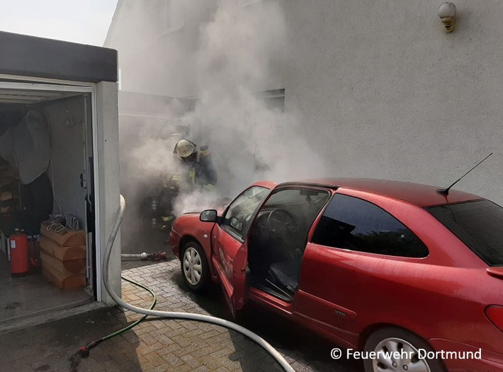 FW-DO: Feuerwehr löscht Brand im Motorraum eines PKW