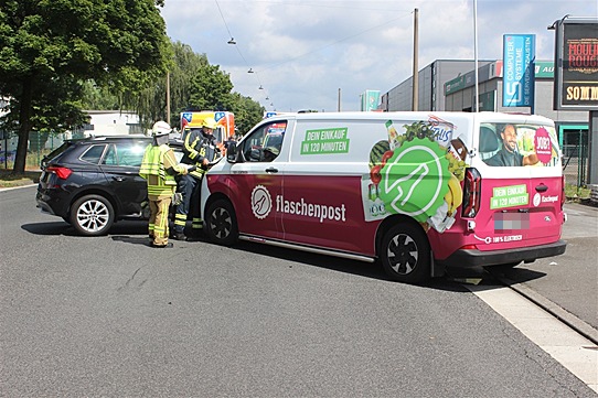 POL-ME: Drei Leichtverletzte und hoher Sachschaden bei Verkehrsunfall - 2507086
